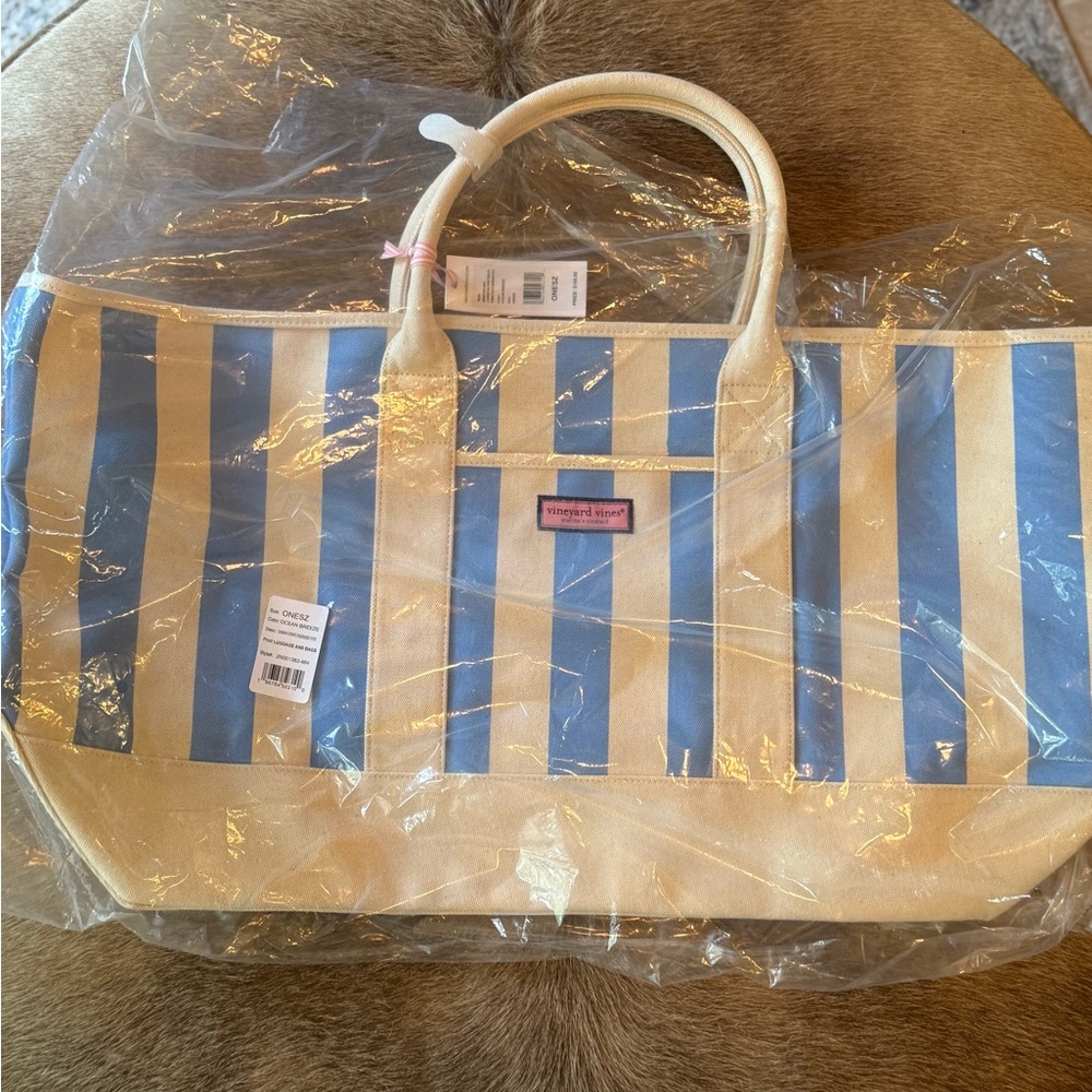 BNWT- Vineyard Vines Blue and Cream Cabana Bag
